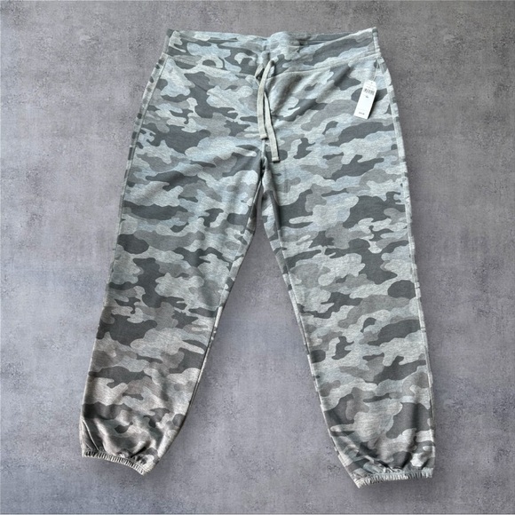 Women’s Gap Camouflage Joggers - NWT - Large Regular - Picture 1 of 2